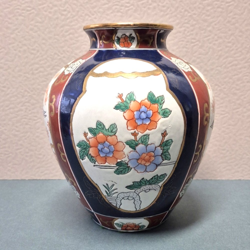 Vintage Chinese Imari Vase with Gold Accents - Large
